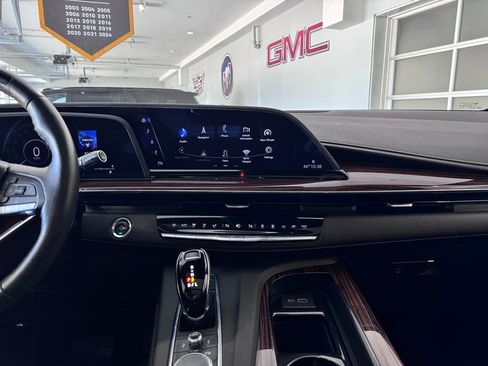 Certified 2023 Cadillac Escalade Premium Luxury AWD/4WD image 27