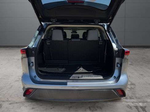 Used 2022 Toyota Highlander XLE AWD/4WD image 19