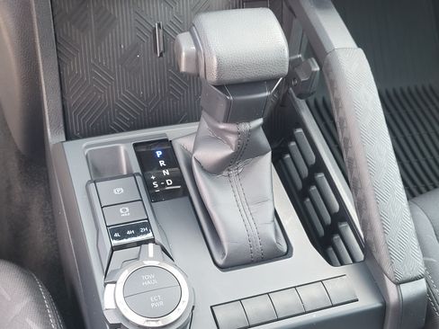 Certified 2024 Toyota Tacoma SR5 AWD/4WD image 18