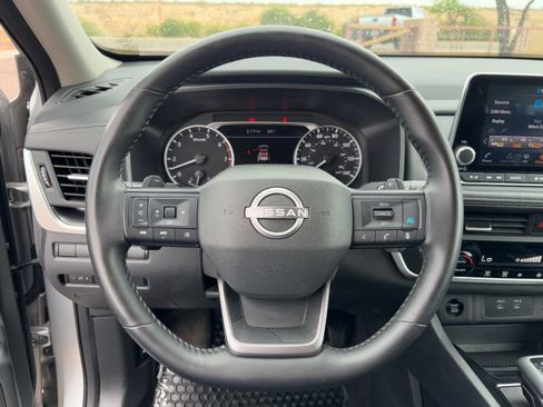 Used 2025 Nissan Rogue SV image 18