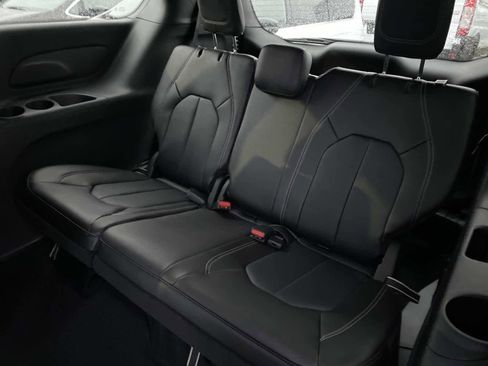 New 2026 Chrysler Pacifica Select image 7