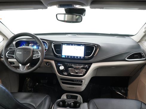 Used 2024 Chrysler Pacifica Limited FWD image 14