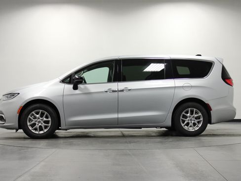 Used 2024 Chrysler Pacifica Touring-L FWD image 7