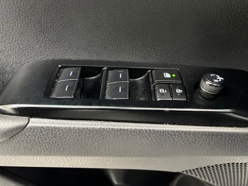 Used 2025 Toyota Camry SE image 12