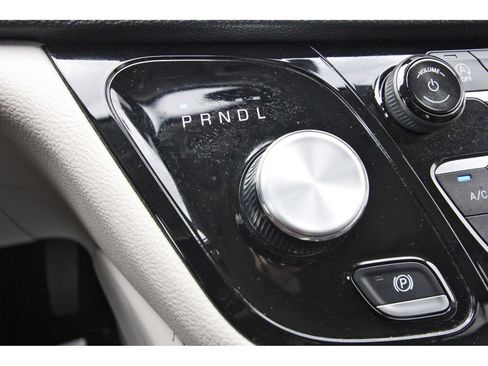 Used 2024 Chrysler Pacifica Limited FWD image 30