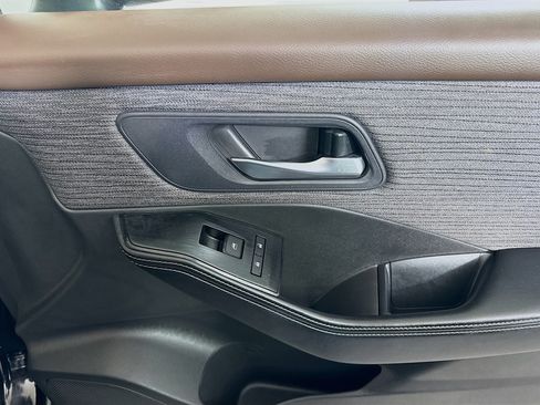 Used 2023 Nissan Rogue SV image 31