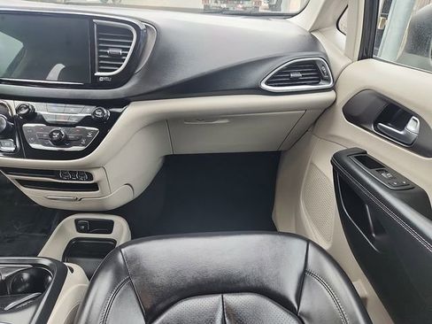 Used 2023 Chrysler Pacifica Touring-L FWD image 11