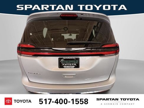 Used 2024 Chrysler Pacifica Touring-L FWD image 4