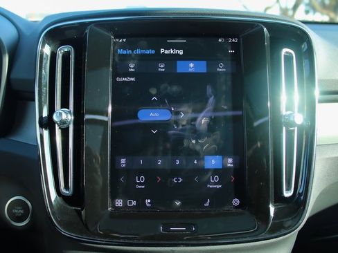 Used 2025 Volvo XC40 B5 Core image 23