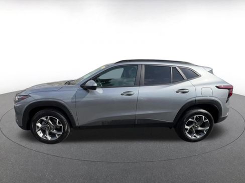 Used 2025 Chevrolet Trax LT FWD image 9
