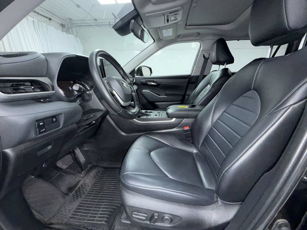 Used 2023 Toyota Highlander XLE AWD/4WD image 4