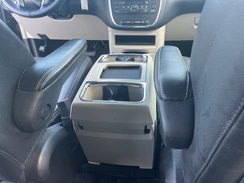 Used 2016 Chrysler Town & Country Touring FWD image 46