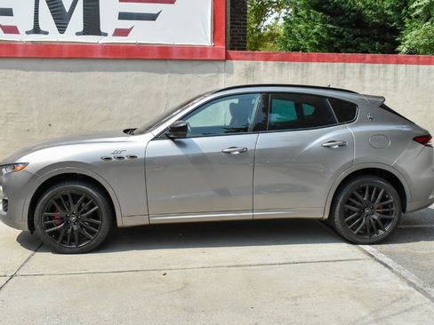 Used 2022 Maserati Levante GT AWD/4WD image 3