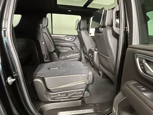 Used 2021 Chevrolet Suburban Premier w/ Premium Package RWD image 28