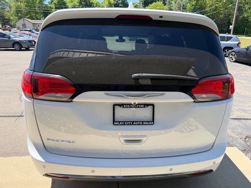 Used 2017 Chrysler Pacifica Touring-L Plus FWD image 4