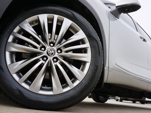 Used 2023 Toyota Highlander Platinum image 11