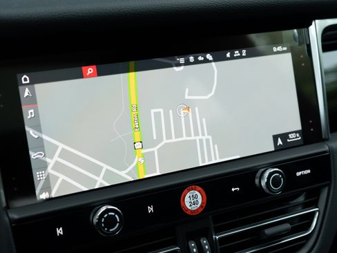 Certified 2025 Porsche Macan image 28