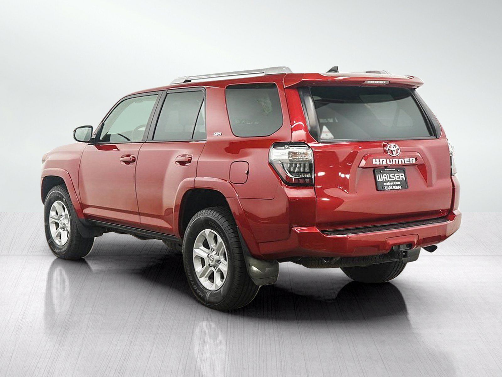 Used 2018 Toyota 4Runner SR5 AWD/4WD image 3