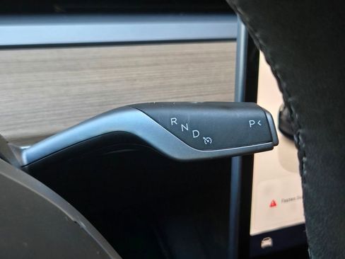 Used 2024 Tesla Model Y Long Range AWD/4WD image 23