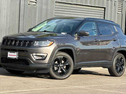 Used 2021 Jeep Compass Latitude image 1