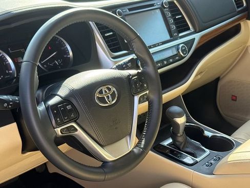 Used 2019 Toyota Highlander Limited FWD image 20