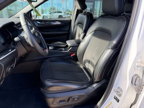 Used 2023 Jeep Grand Cherokee L Laredo image 10