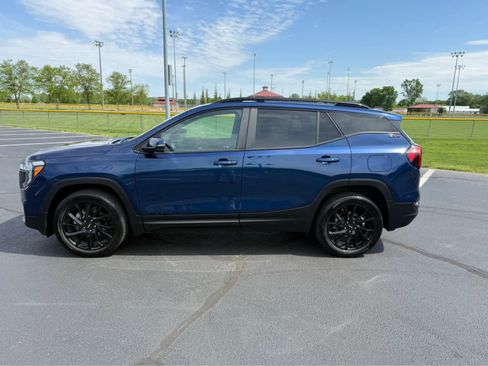 Used 2023 GMC Terrain SLE w/ Elevation Edition image 3