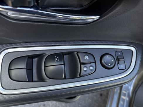 New 2025 Nissan Versa SR w/ Trunk Package image 15