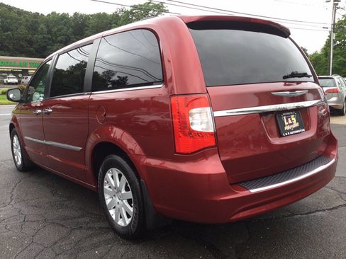 Used 2015 Chrysler Town & Country Touring w/ Driver Convenience Group FWD image 9