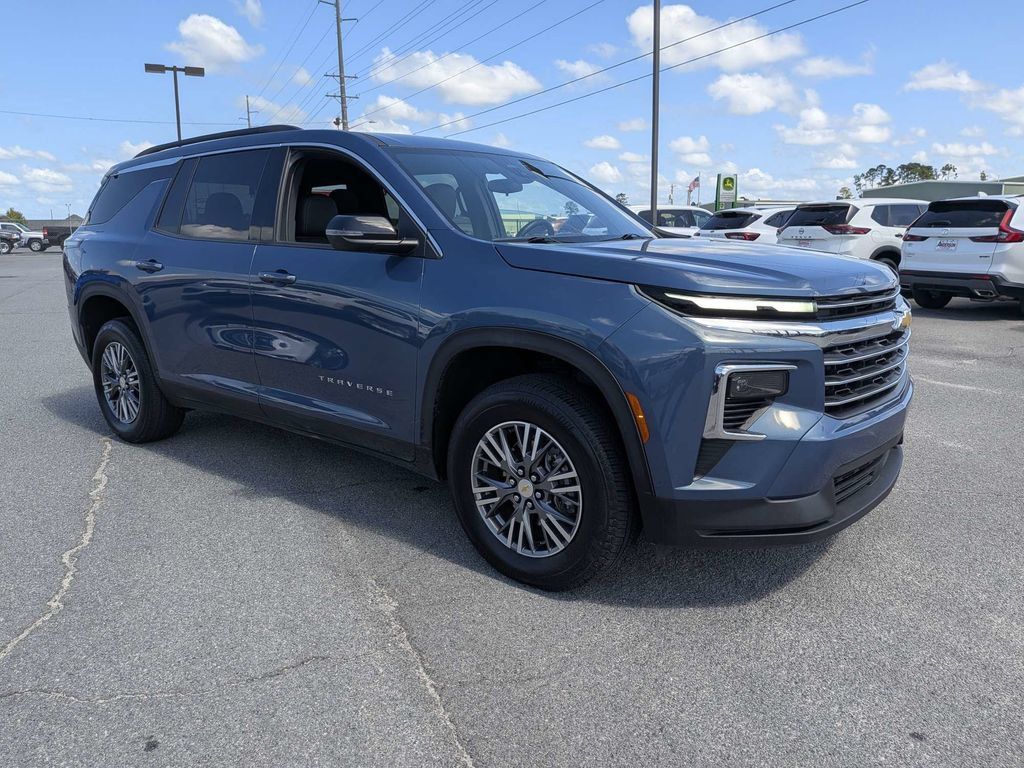 Used 2025 Chevrolet Traverse LT FWD image 2