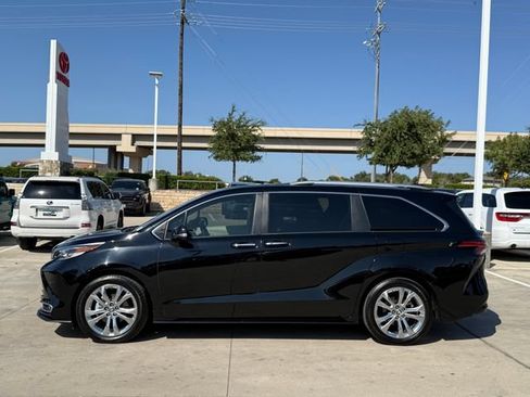 Used 2023 Toyota Sienna Platinum FWD image 9