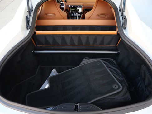 Used 2025 Aston Martin V8 Vantage Coupe RWD image 20