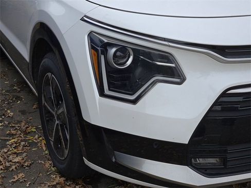 Certified 2023 Kia Niro SX image 4