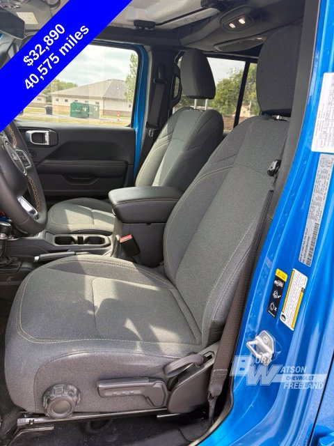 Used 2024 Jeep Wrangler Unlimited Sahara w/ Technology Group AWD/4WD image 14