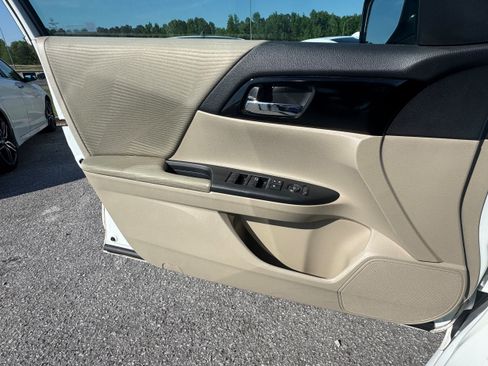 Used 2017 Honda Accord LX image 10