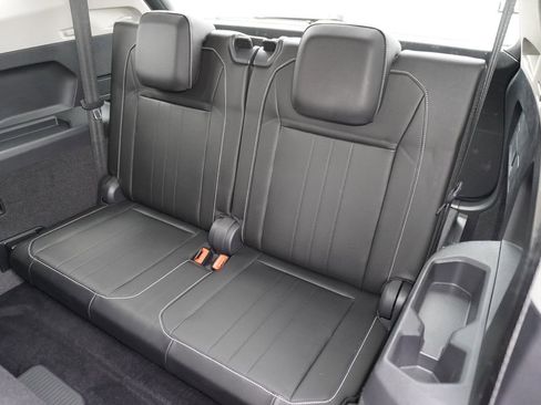 Used 2022 Volkswagen Tiguan SE FWD image 9