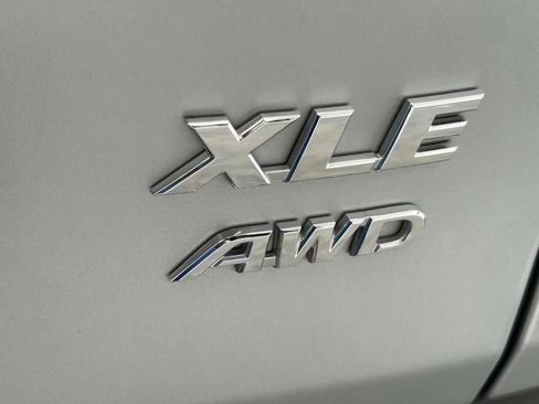Used 2025 Toyota RAV4 XLE AWD/4WD image 11