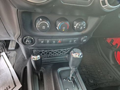 Used 2015 Jeep Wrangler Unlimited Sahara w/ Connectivity Group AWD/4WD image 20