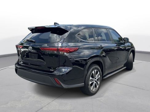 Used 2023 Toyota Highlander XLE FWD image 6
