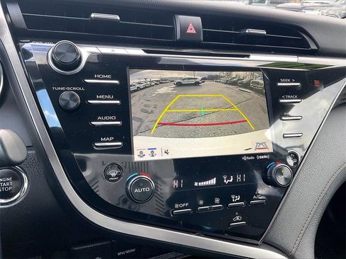 Used 2020 Toyota Camry XLE image 18