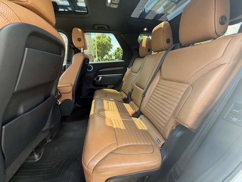 Used 2017 Land Rover Discovery HSE AWD/4WD image 17