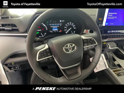 Used 2026 Toyota Sienna XLE FWD image 29