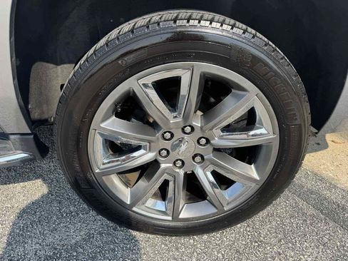 Used 2019 Chevrolet Suburban Premier RWD image 36