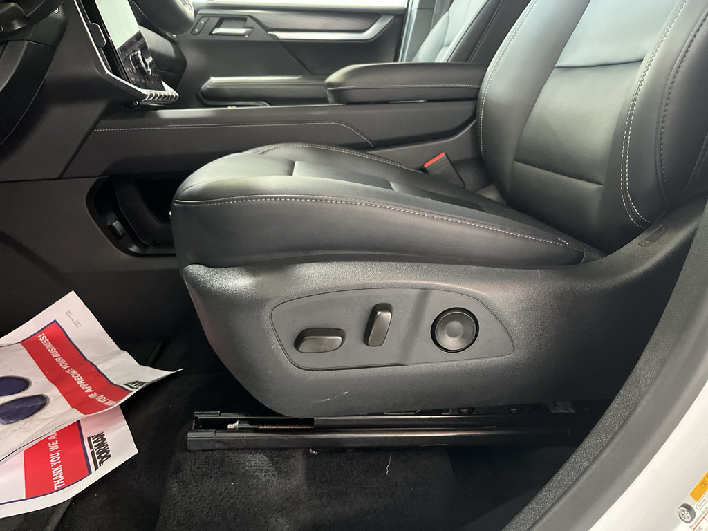 Used 2026 GMC Acadia Elevation w/ Elevation Premium Package FWD image 14