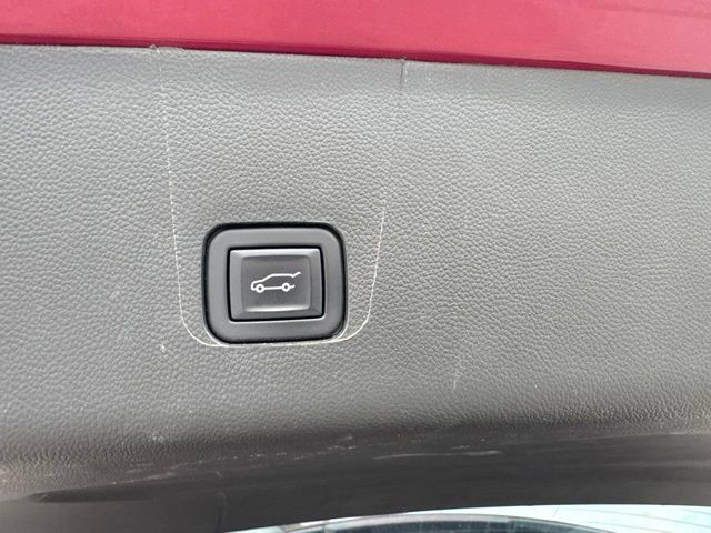 Used 2023 Chevrolet Traverse RS FWD image 12