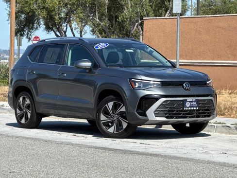 Certified 2026 Volkswagen Taos SE w/ Panoramic Sunroof Package AWD/4WD image 2