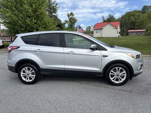 Used 2017 Ford Escape SE FWD image 6
