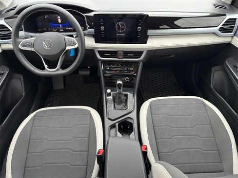 New 2025 Volkswagen Taos SE image 25