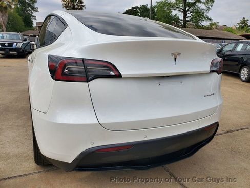 Used 2022 Tesla Model Y Long Range image 11