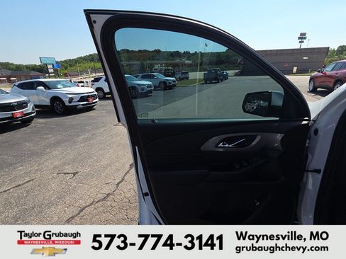 Used 2023 Chevrolet Traverse LT FWD image 12